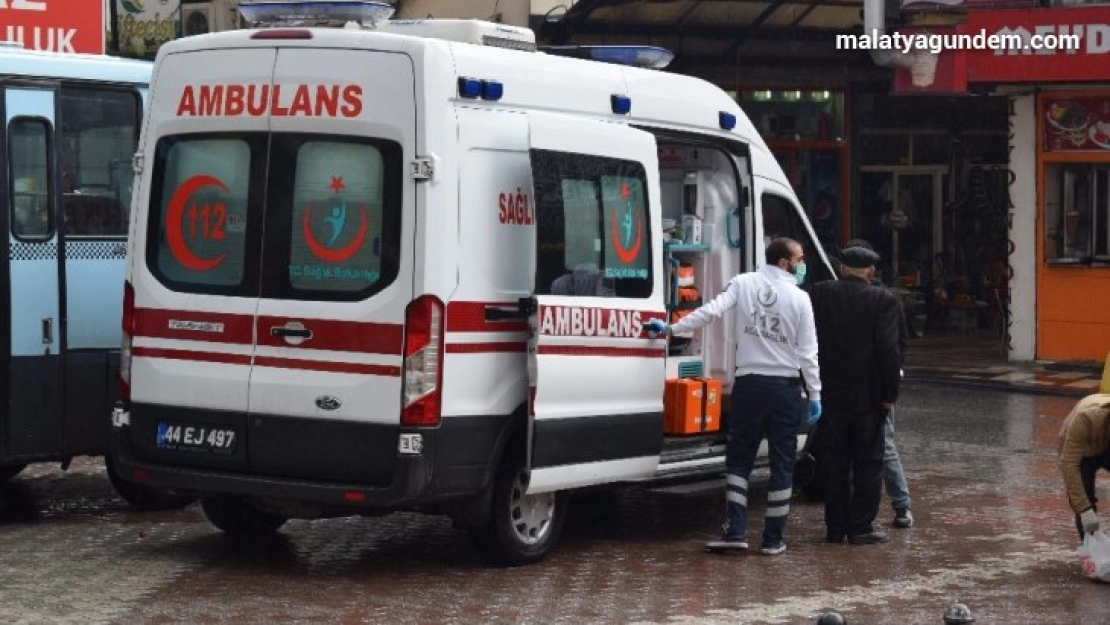 Sokakta fenalaşan yaşlı adam ekipleri alarma geçirdi
