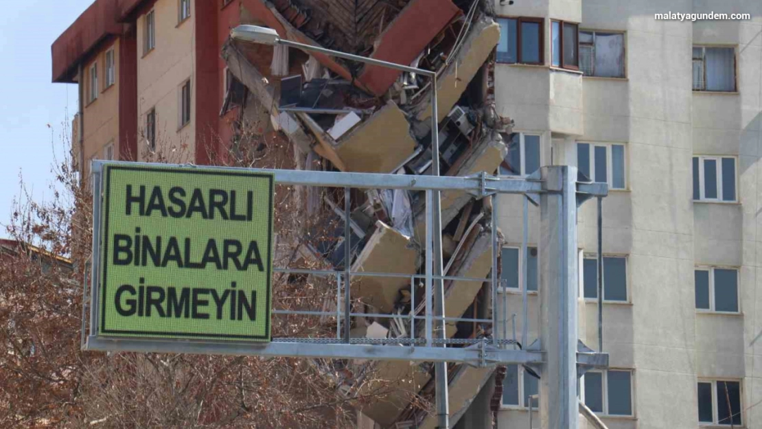 Malatya'da tabelalara 'Hasarlı binalara girmeyin' yazıları yazıldı