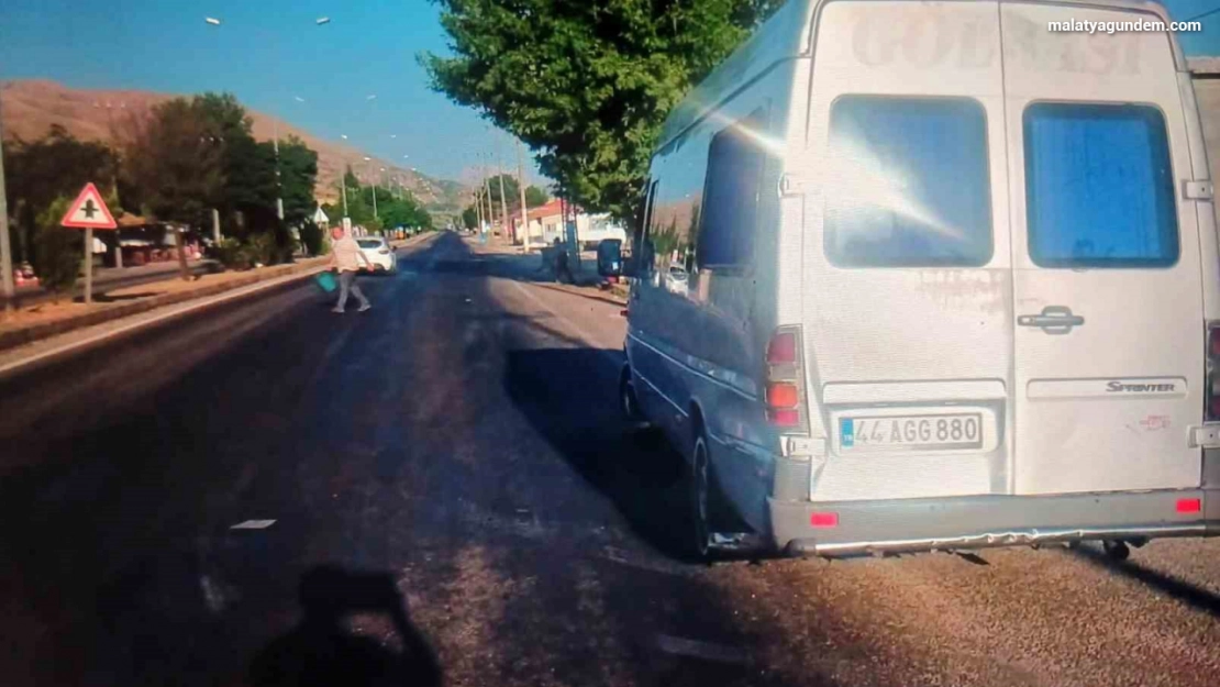 Malatya'da tır ile minibüs çarpıştı, 3 yaralı