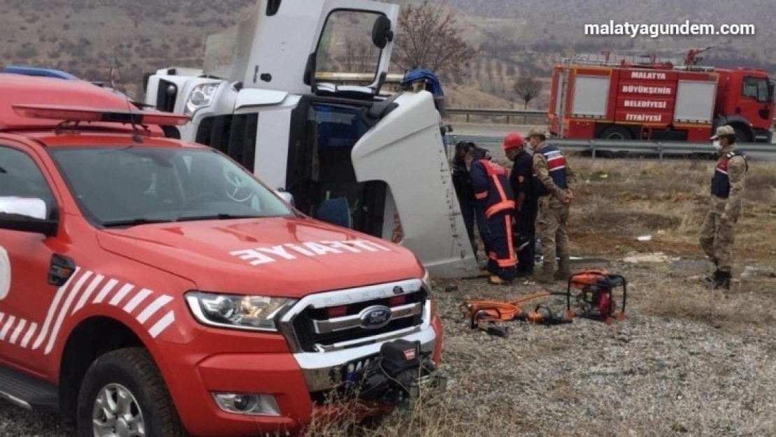 Malatya'da tır yan yattı: 1 ölü