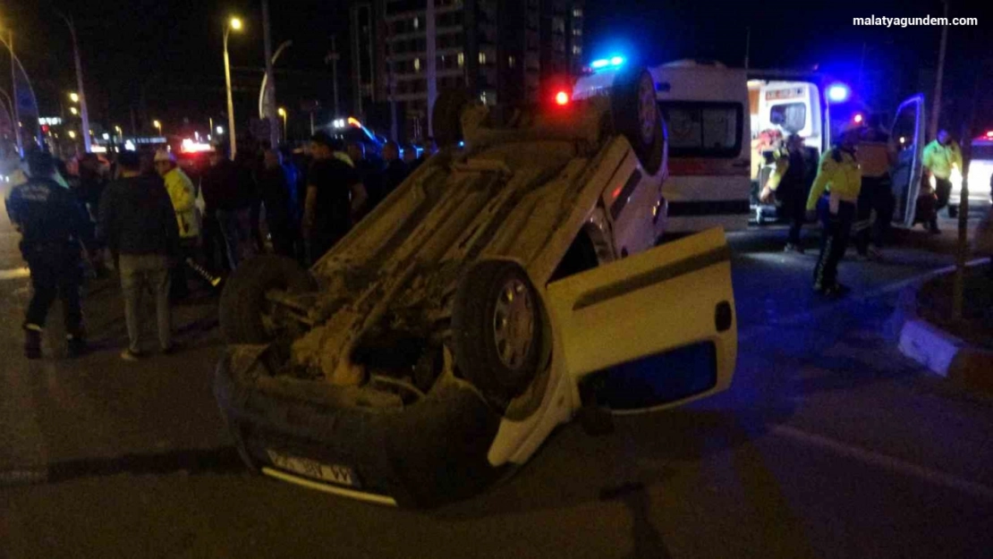 Malatya'da üç aracın karıştığı kazada 4 kişi yaralandı