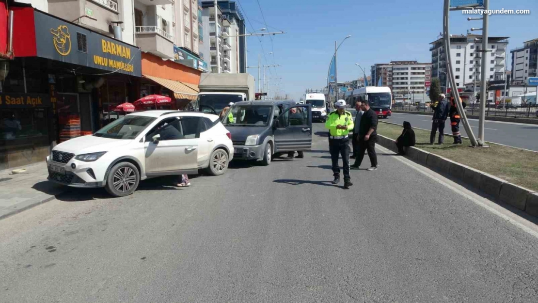 Üç araçlı zincirleme kazada: 1 yaralı