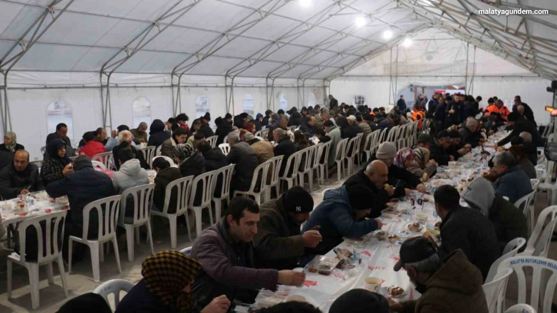 Vatandaşlar iftar çadırında bir araya geldİ