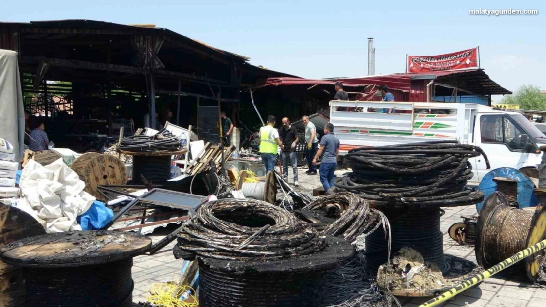 Malatya'da yangının vurduğu esnaf geriye kalan sağlam mallarını kurtarmaya çalışıyor