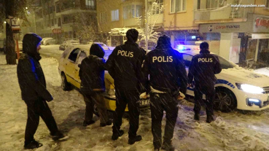 Malatya'da yoğun kar yağışı ağaçları devirdi