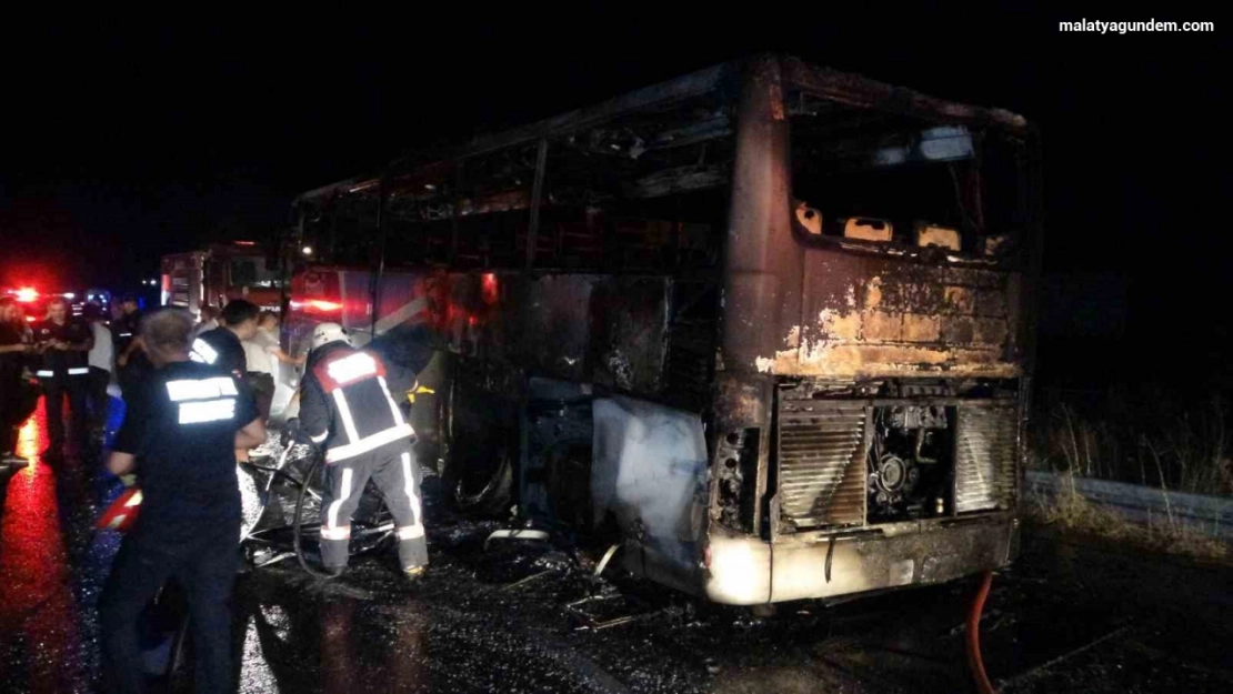 Malatya'da yolcu otobüsü alev alev yandı: Facianın eşiğinden dönüldü