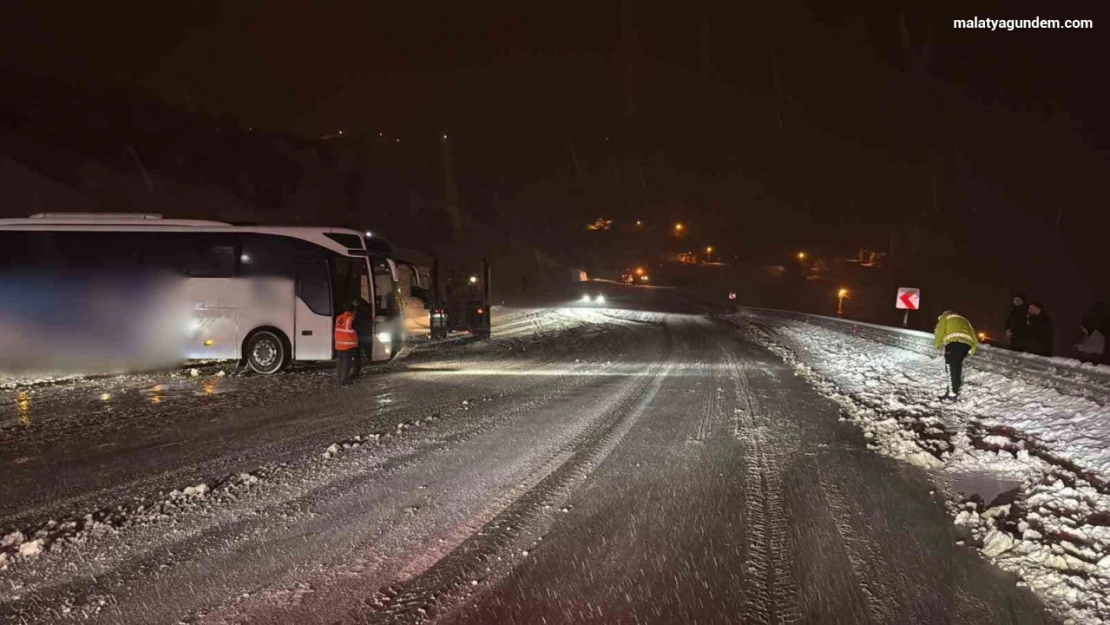 Yolcu otobüsü istinat duvarına çarptı: 9 yaralı