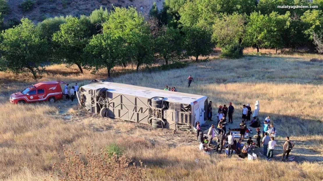 Malatya'da yolcu otobüsü şarampole uçtu: 22 yaralı