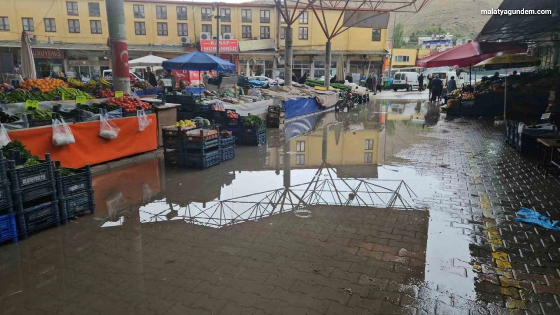 Malatya Darende'de sağanak ve dolu hayatı felç etti