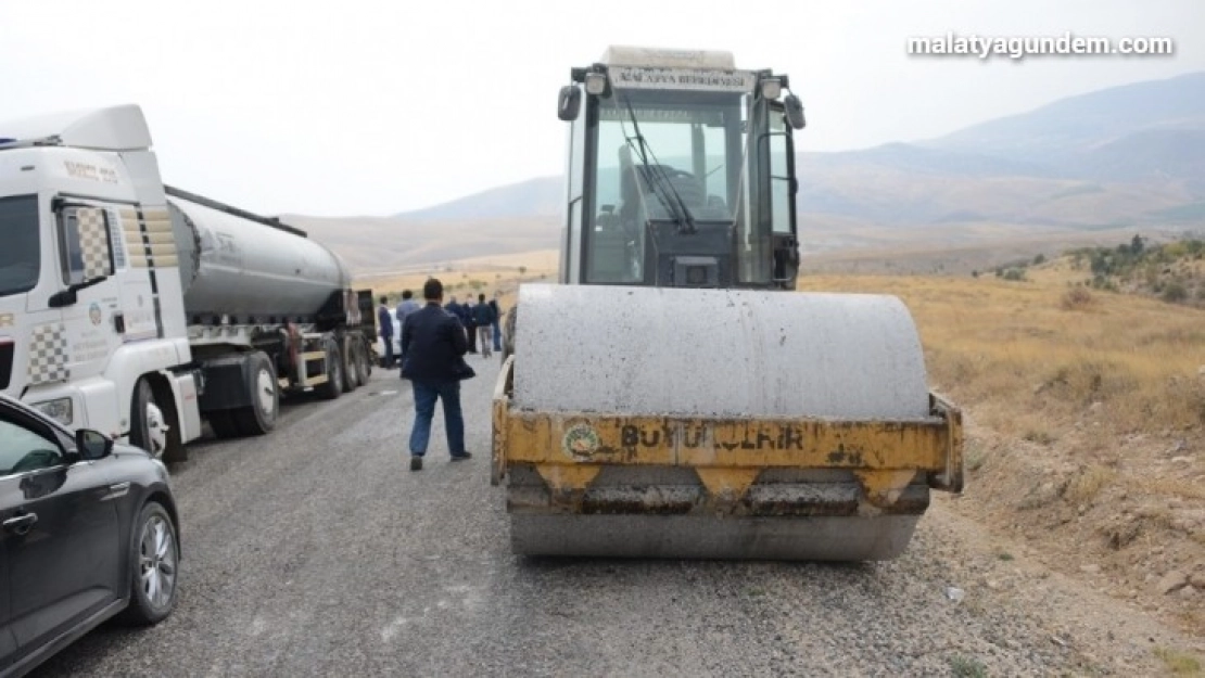Malatya kırsalında 4 mahallenin grup yolunu asfaltladı
