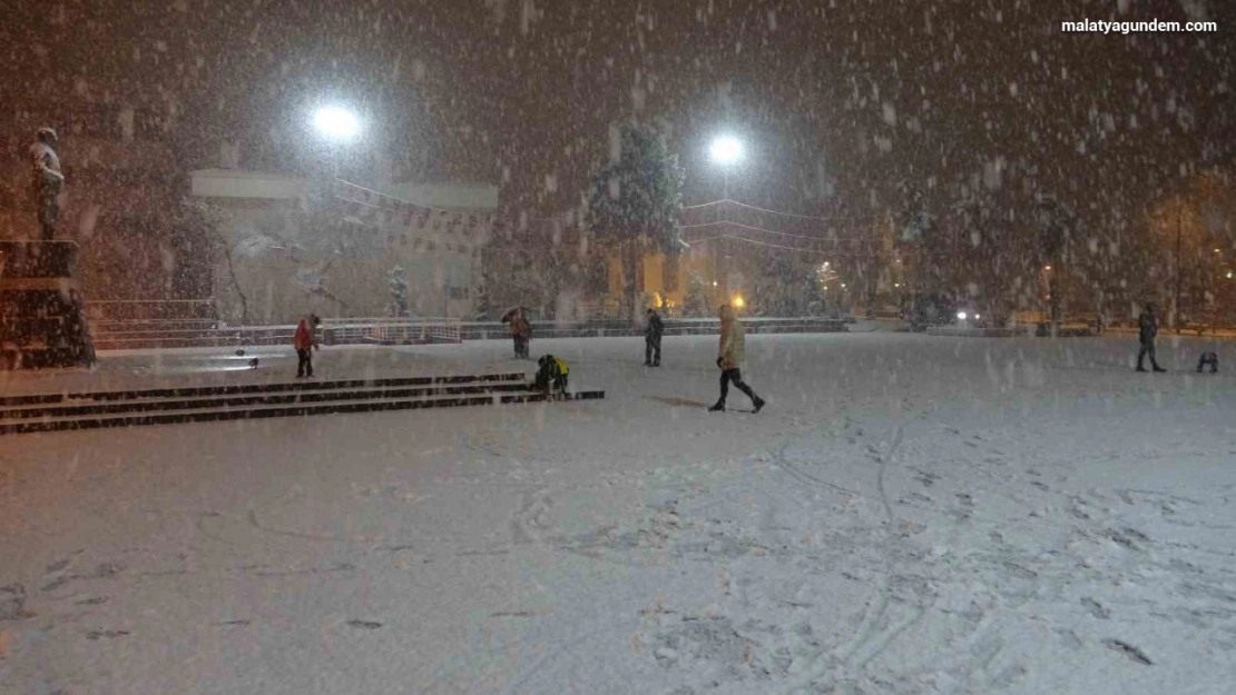 Malatya'ya lapa lapa kar yağdı