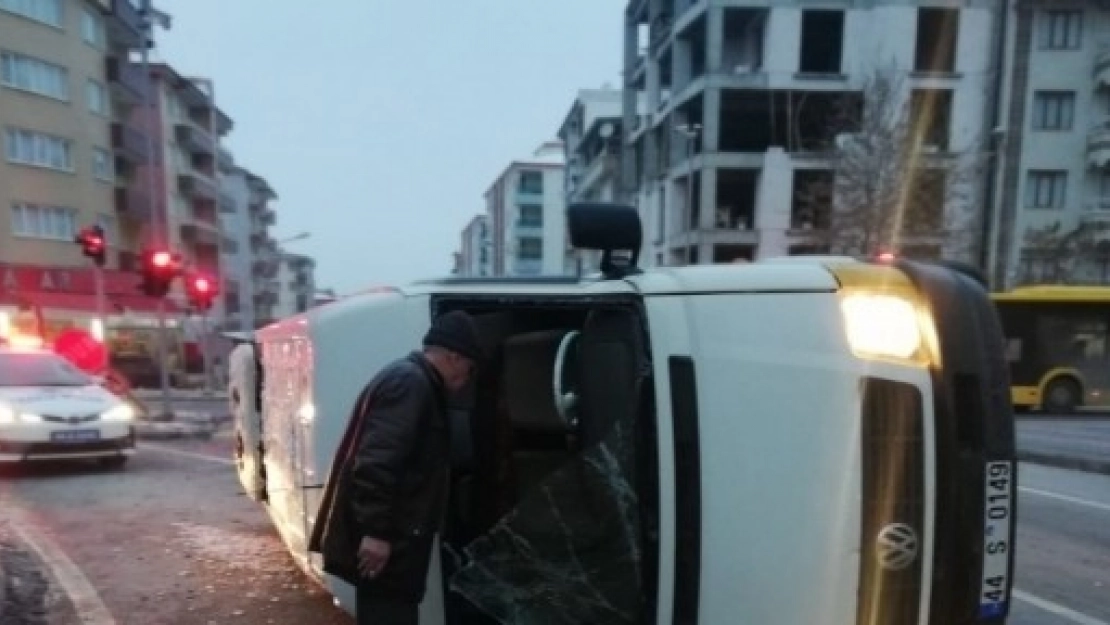 Malatya'da Minibüsler Çarpıştı: 2 Yaralı
