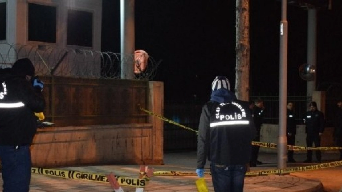  3 Bekçi'den 1'i Silahla, 2'si Bıçakla Yaralandı