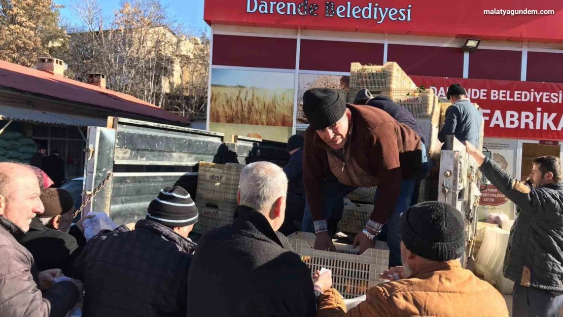 Malatyalı depremzedelere mandalina dağıttı