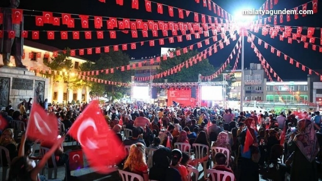 Malatyalılar 4 yıl önce olduğu gibi, 15 Temmuz'da yine meydanları doldurdu