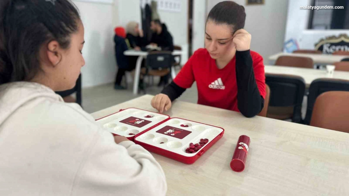 Mangala Turnuvası'nda dereceye giren öğrencilere ödül