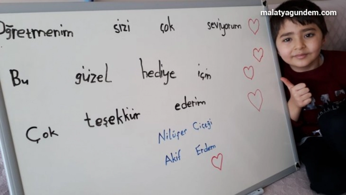 Masayı ders tahtası yaptı