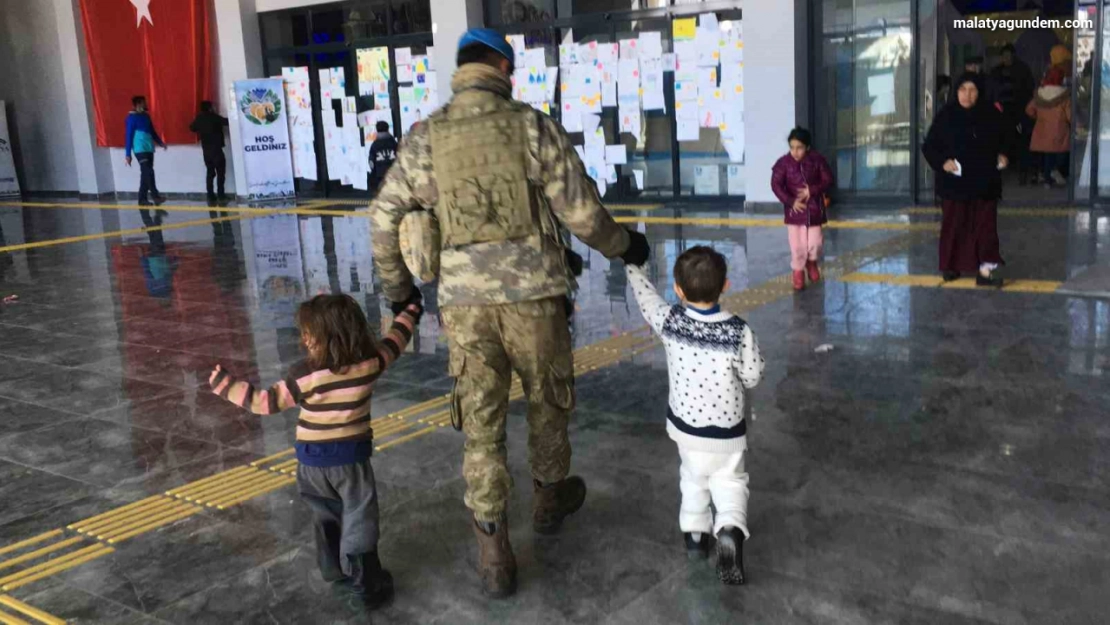 Mehmetçiğin dikkati sayesinde depremzede iki çocuk kaybolmaktan kurtuldu