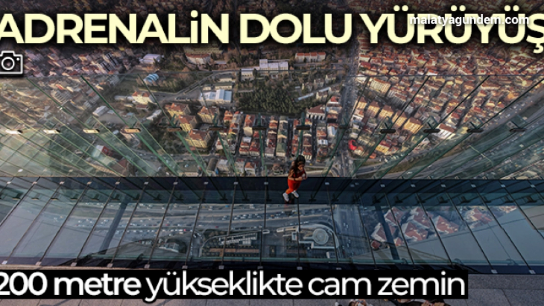 Metrelerce yükseklikteki cam zemin üzerinde adrenalin dolu yürüyüş