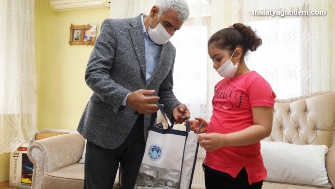 Milli Dayanışma Kampanyası'na kumbarasındaki parasını bağışladı