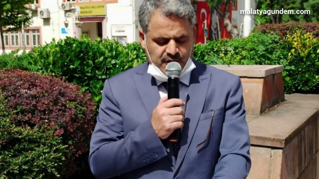 Sosyal mesafeli, maske takılarak anıta çelenk sunuldu