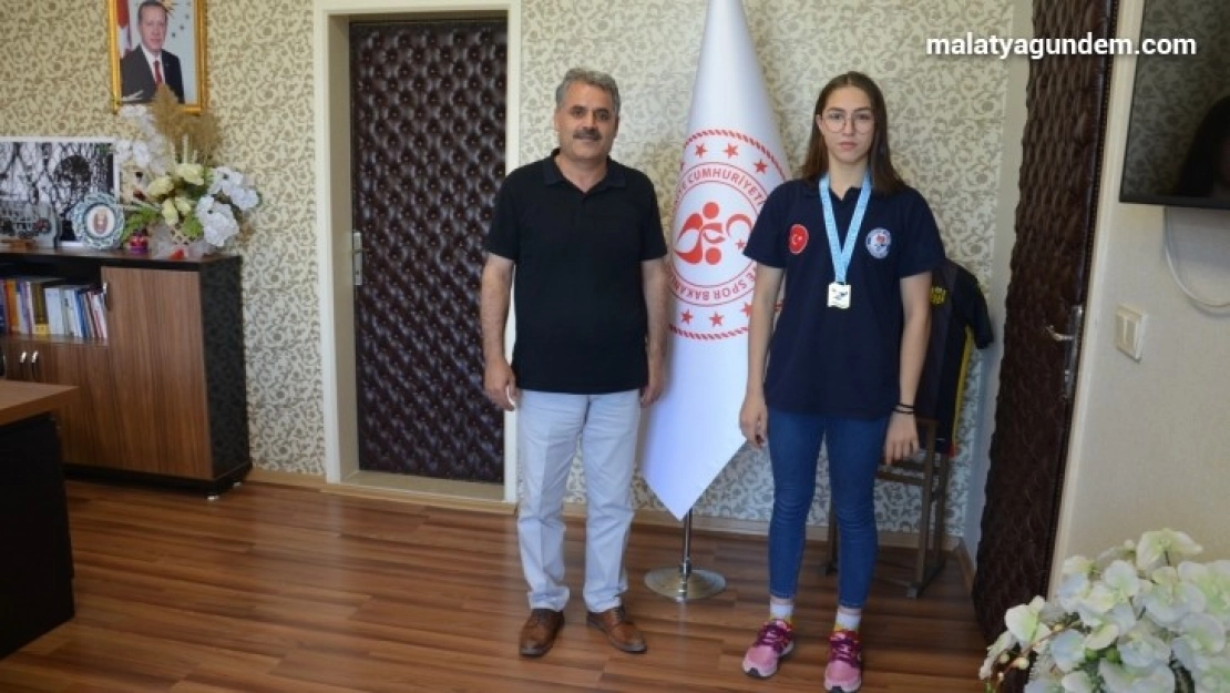 Milli yüzücü Burcunaz Narin'den madalya sözü