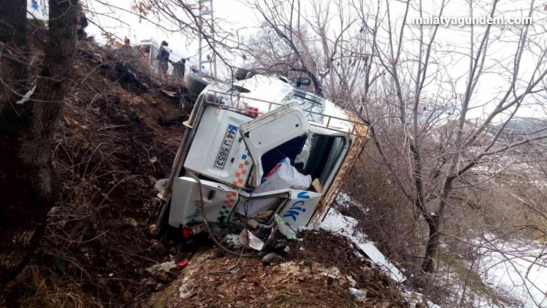 Minibüs ile otomobil çarpıştı: 17 yaralı