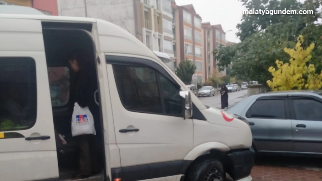 Minibüs ile otomobil çarpıştı: 3 yaralı