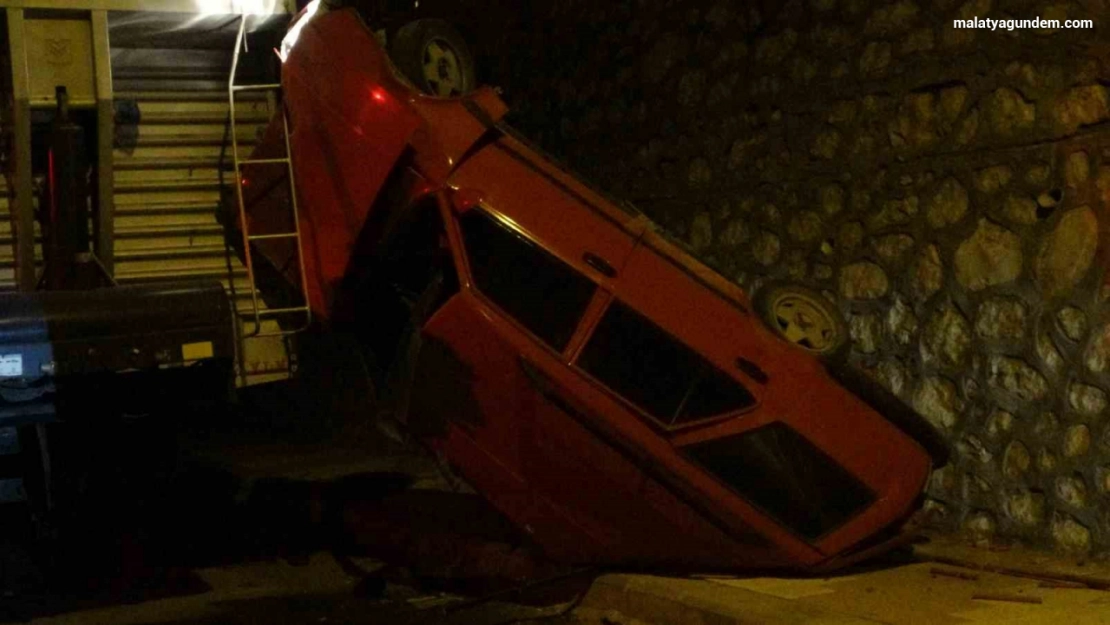 Minibüsle çarpışan araç 5 metre yükseklikten aşağı uçtu: 1 yaralı