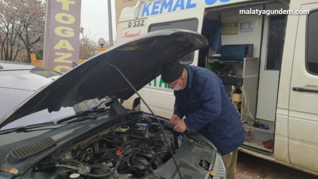 Minibüsü seyyar tamir dükkanı haline getirdi