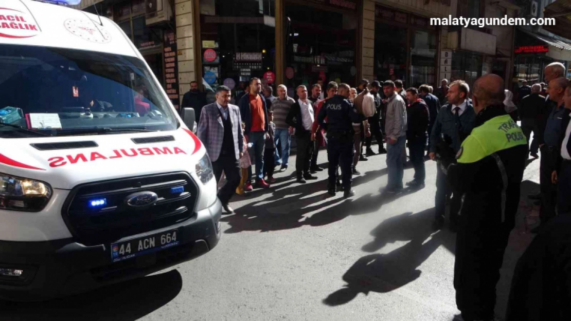 Minibüsün altında kalan kadın metrelerce sürüklendi