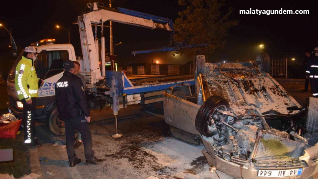 Motosikletin sıkıştırdığı araç takla attı: Anne ile kız yaralandı