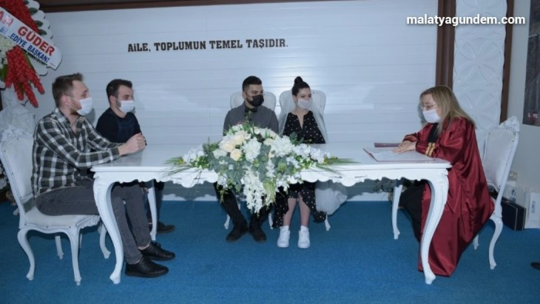 Nikahlar maskeli kıyılıyor