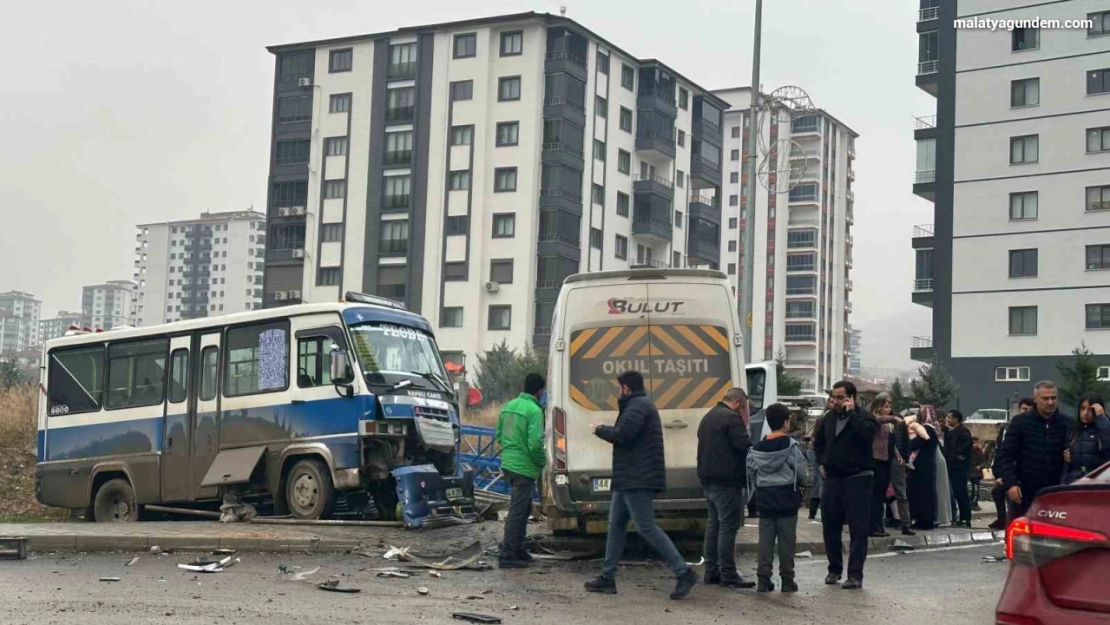 Öğrenci servisi ile yolcu minibüsü çarpıştı: 6 yaralı