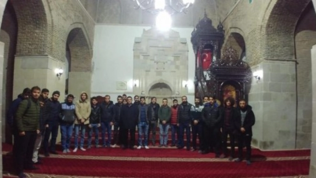 Öğrenciler Sabah Namazında