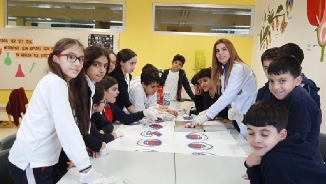 Öğrenciler Teorik Ve Pratik Eğitim Görüyor