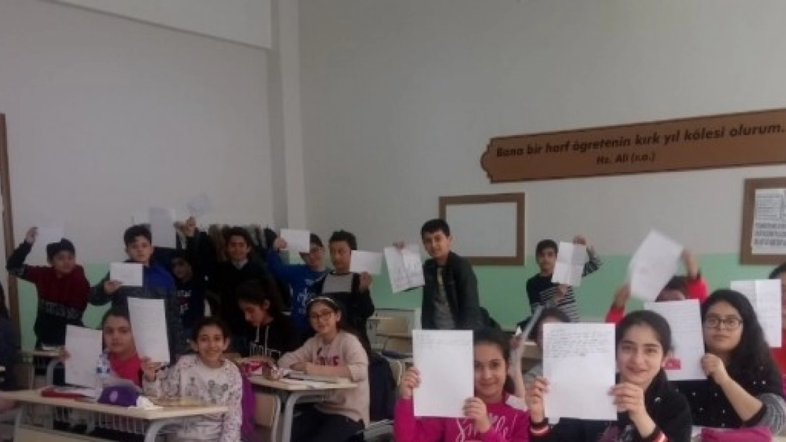  Öğrencilerden Mehmetçik'e Mektup