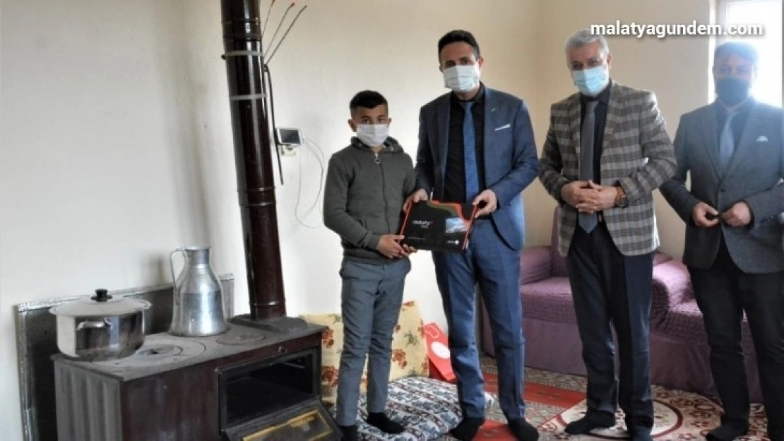 Öğrencilere tabletleri evinde teslim ediliyor