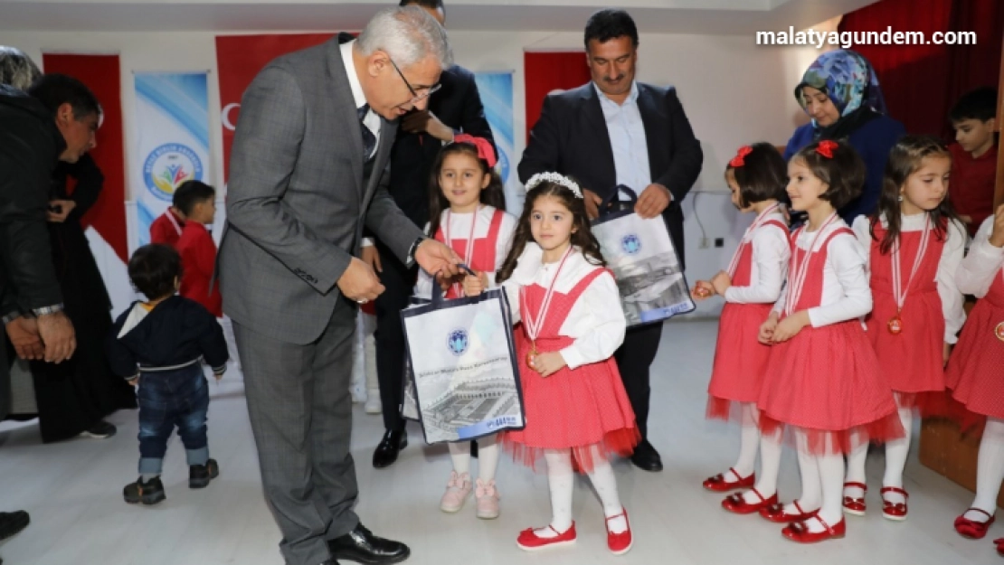 Öğrencilerin coşkulu gösterisi Başkan Güder'i duygulandırdı