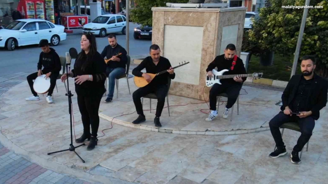 Öğretmenler tanıtım için barajın ortasında kamera karşısına geçti