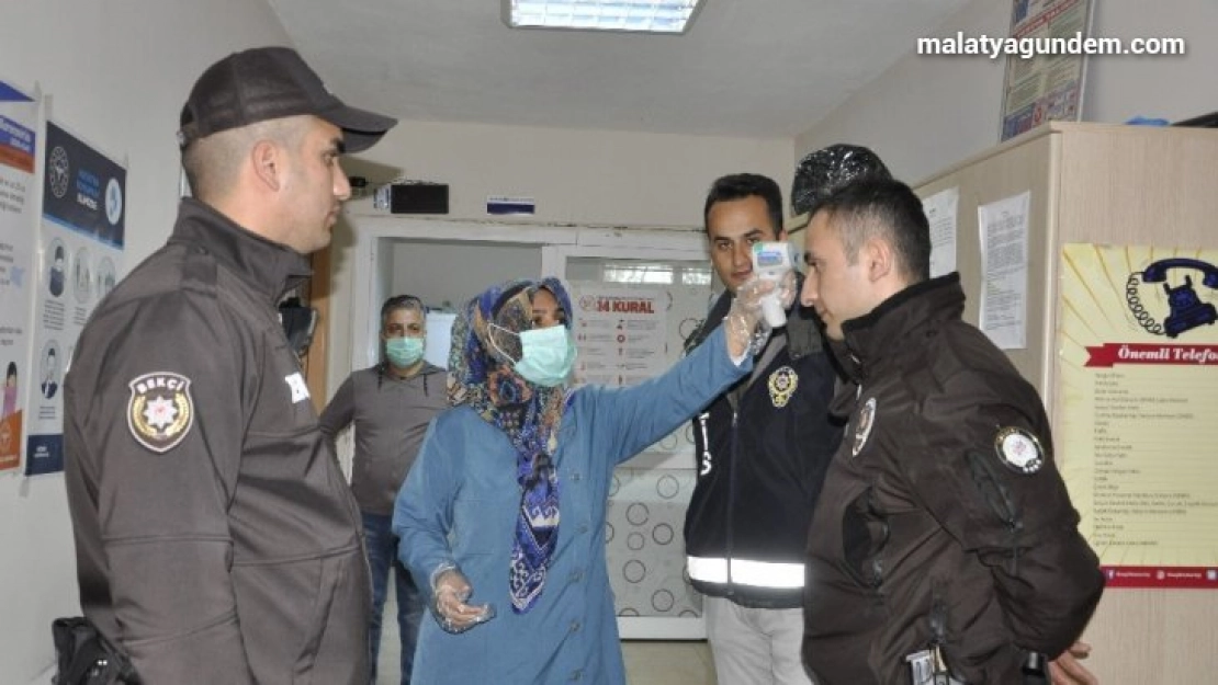 Önce ateşleri ölçülüyor sonra iş başı yapıyorlar