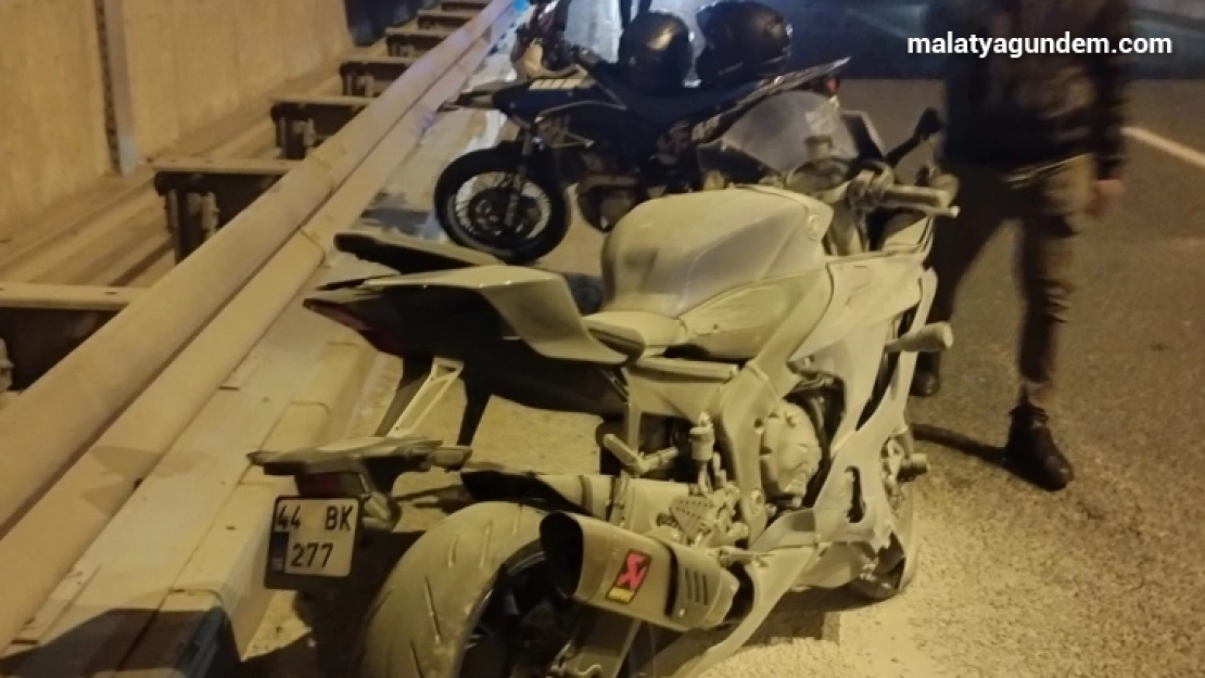 Önünde seyreden araca çarpan motosikletli ağır yaralandı