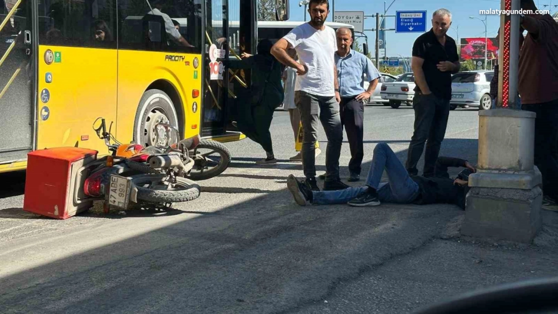 Otobüs ile çarpışan motosikletin sürücüsü yaralandı