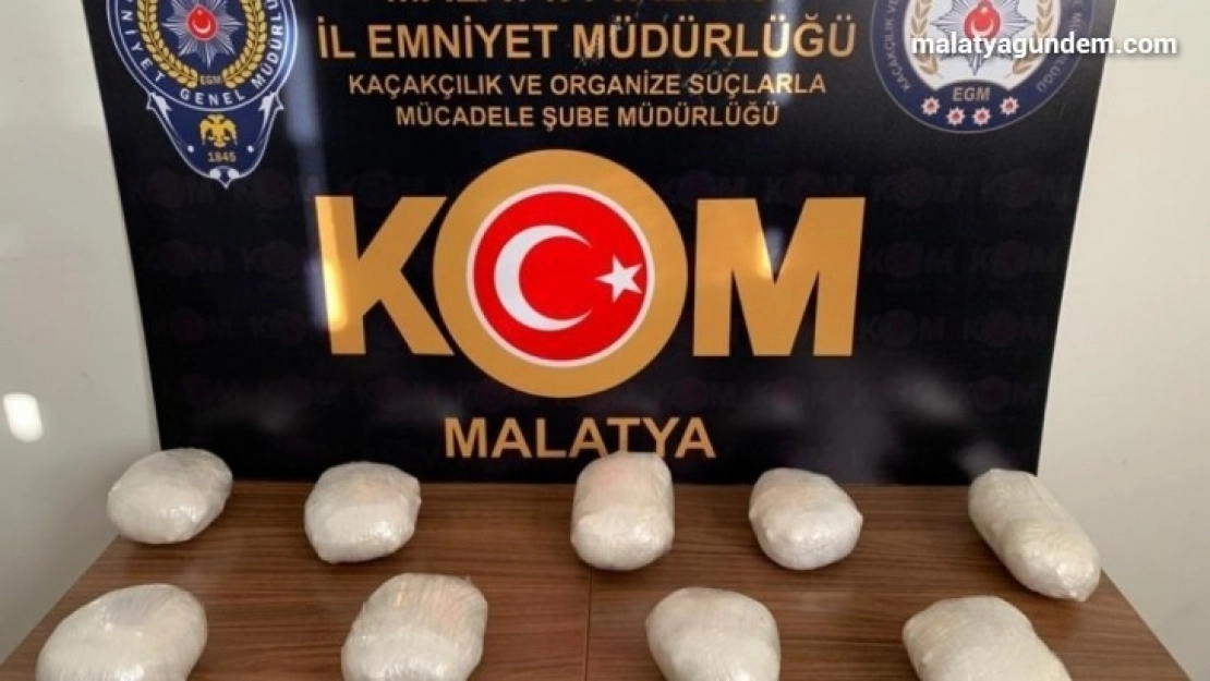 Yolcunun çantasından 3 kilo 604 gram esrar çıktı