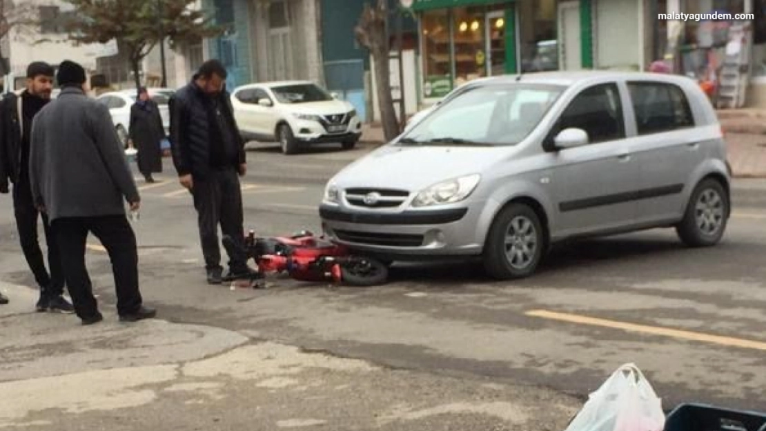 Otomobil ile elektrikli bisiklet çarpıştı: 1 yaralı