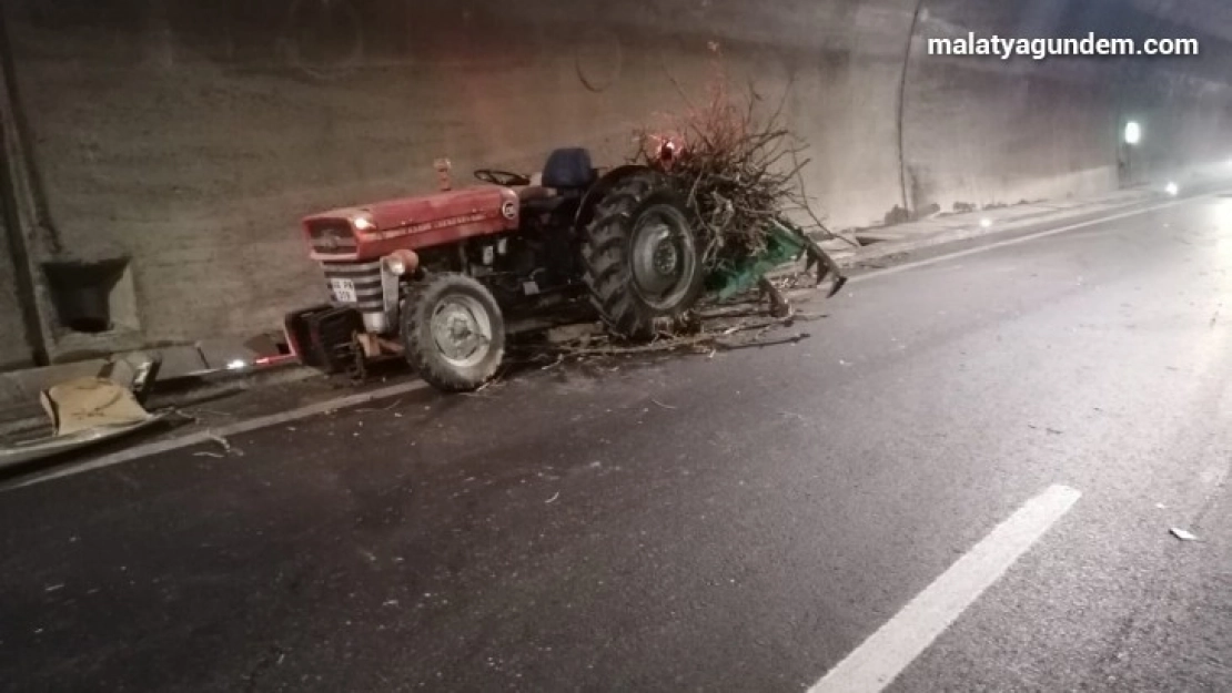 Otomobil ile traktör çarpıştı 3 kişi yaralandı