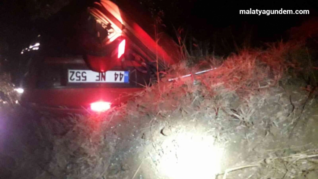 Otomobil şarampole devrildi: 2 yaralı