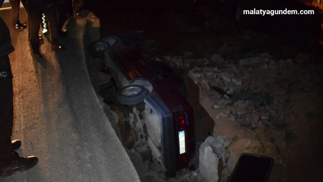 Otomobil şarampole düştü: 1'i polis 2 yaralı