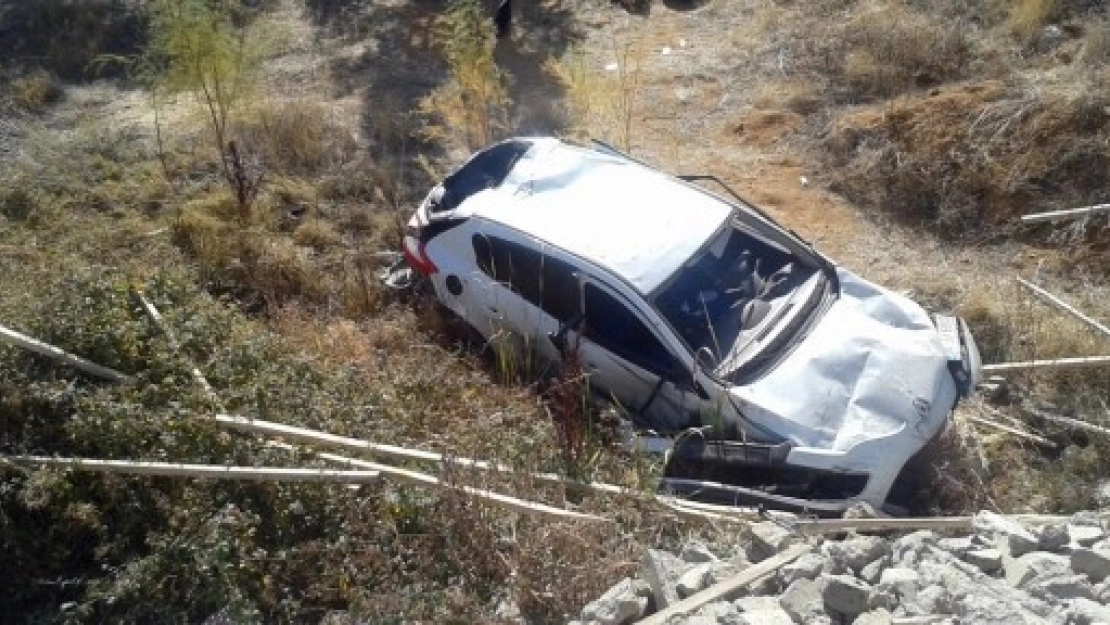 Otomobil Şarampole Uçtu:1 Ölü 1 Yaralı