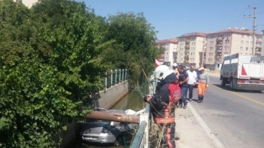 Otomobil Sulama Kanalına Uçtu: 1 Yaralı